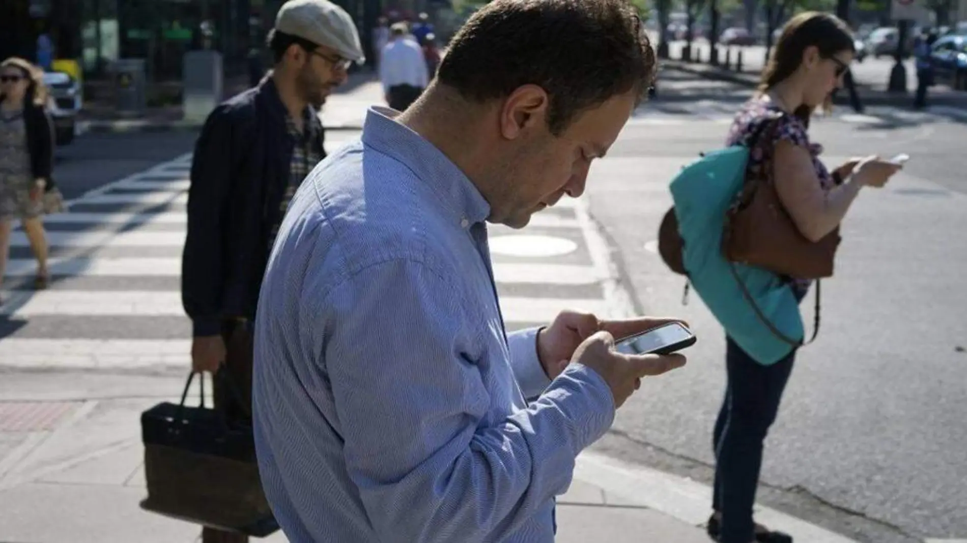 Es común en el mundo observar la escena de más de uno caminando con su celular en la mano por las calles